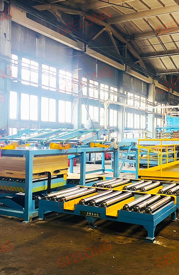 Sistem pemuat dan pembongkaran kayu lapis otomatis untuk produksi papan berwajah film