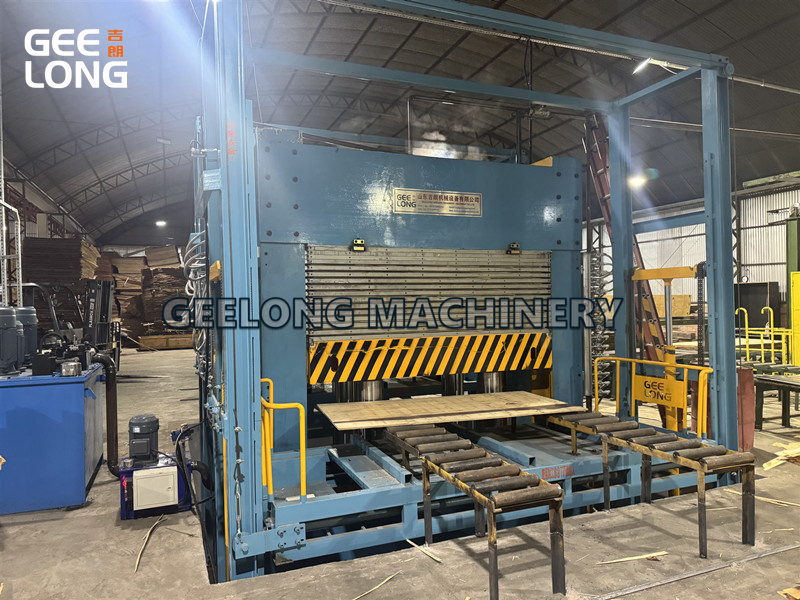 Mesin Press Panas Kayu Lapis Berwajah Film 5x5 kaki (4)